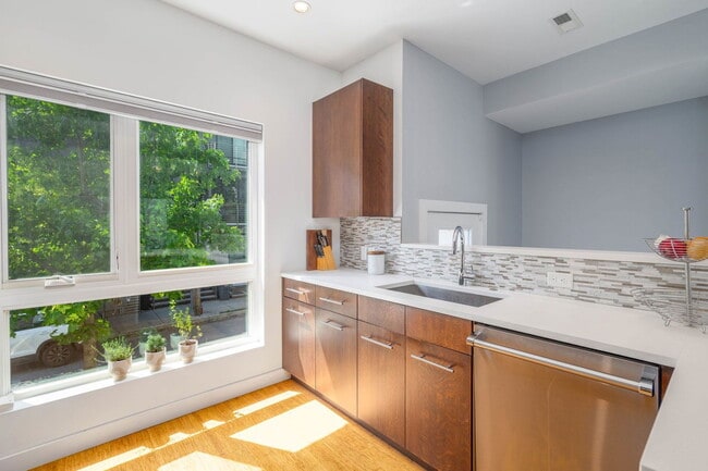 Building Photo - 1003 S 17th St