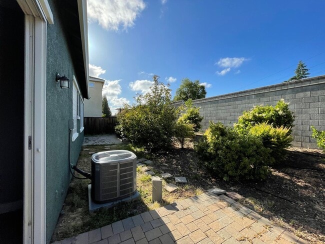 Building Photo - Beautiful 4-Bedroom Home in Prime Rosevill...