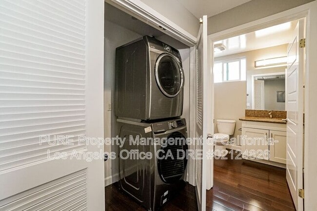 Building Photo - 11740 Vanowen St