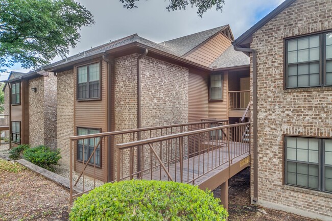 Building Photo - Spacious Second-Story Condo Near Medical C...