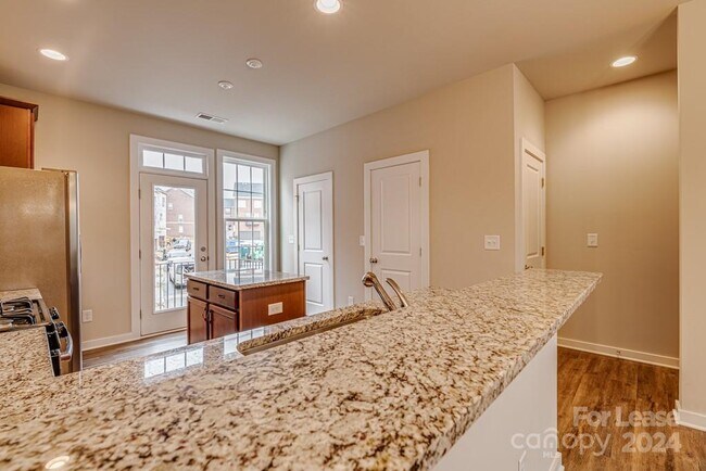 Building Photo - 2209 Silver Cres Dr