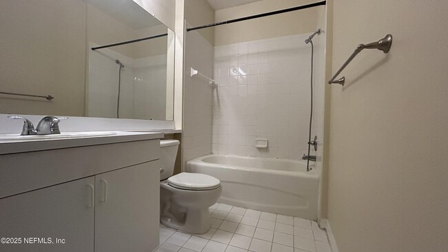 Building Photo - 610 Fairway Dr