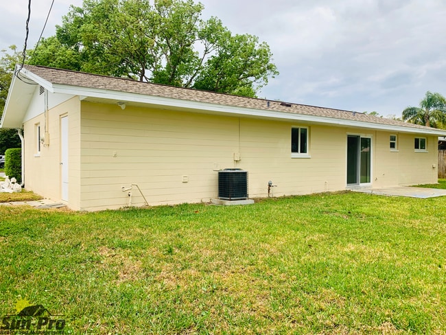 Building Photo - 1505 Edgewater Rd