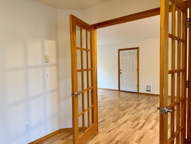 Building Photo - desirable Driftwood Keys daylight rambler...main floor primary suite