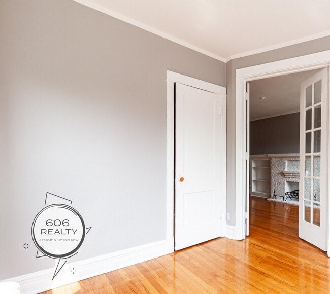 Building Photo - Large, Vintage Two Bedroom in Andersonville