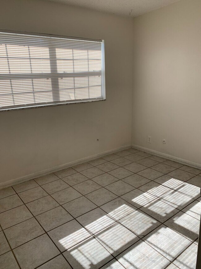 Building Photo - South Tampa Home