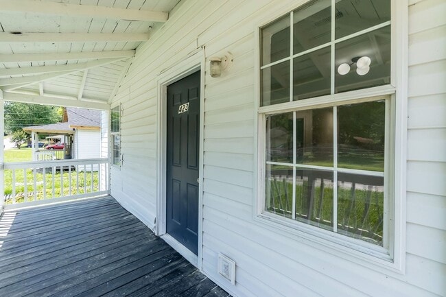 Building Photo - 423 E Rockspring St