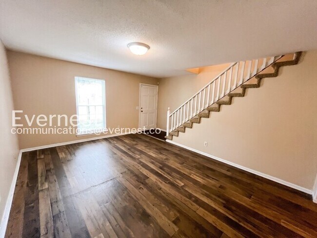 Building Photo - 2 Bed/1.5 Bath Townhome with Off-Street Parking / Pet-Friendly / Coming Soon!