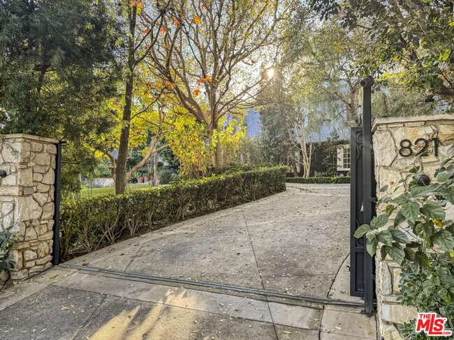 Building Photo - 821 Whittier Dr