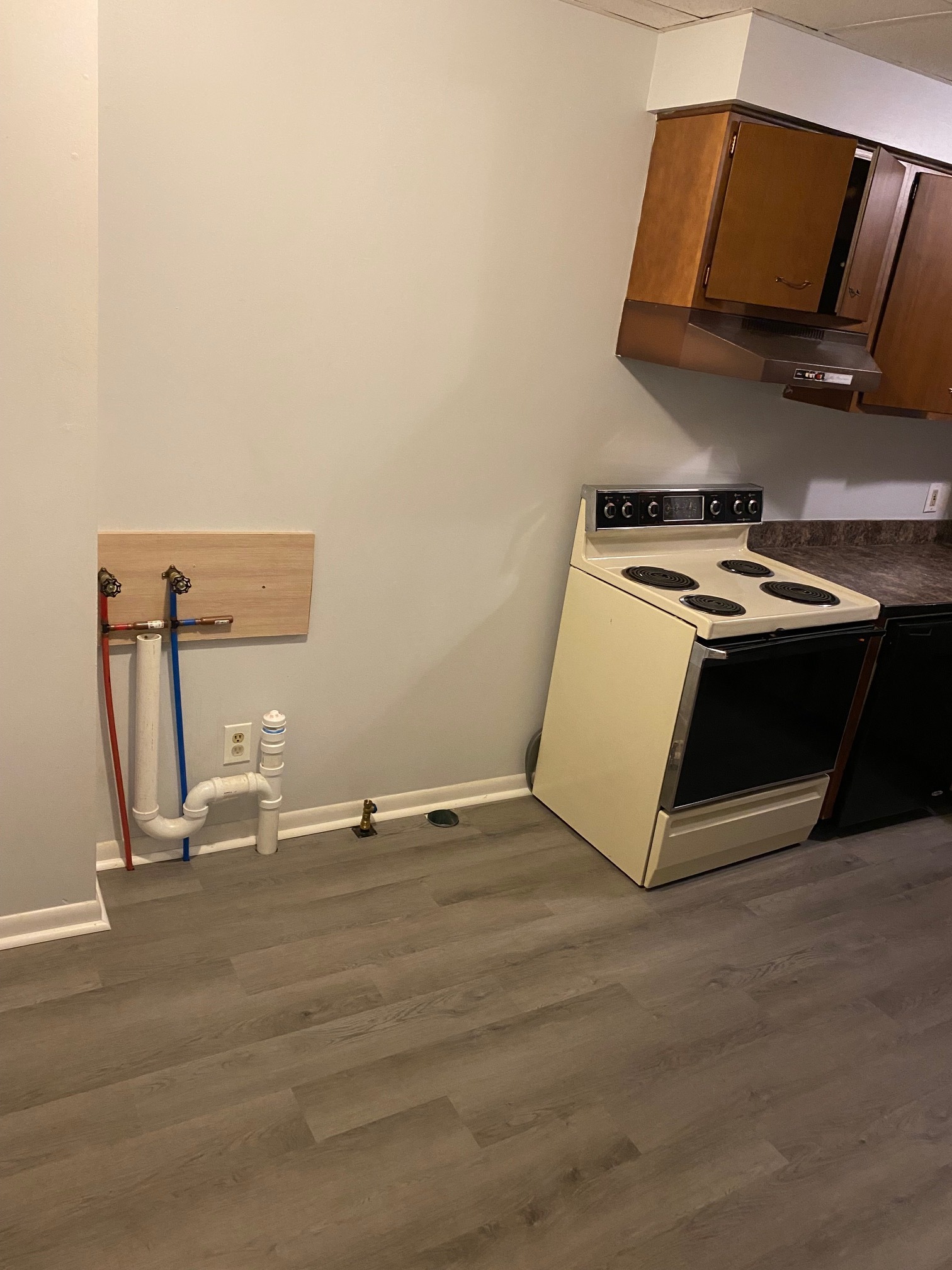 washer and dryer hookups in kitchen - 233 N Chestnut St