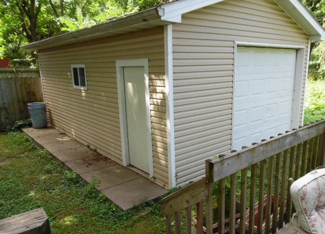 Building Photo - Large 4 Bedroom Home with Garage, Deck, & Fence!