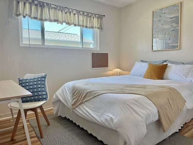 Building Photo - 116 E Campus View Dr