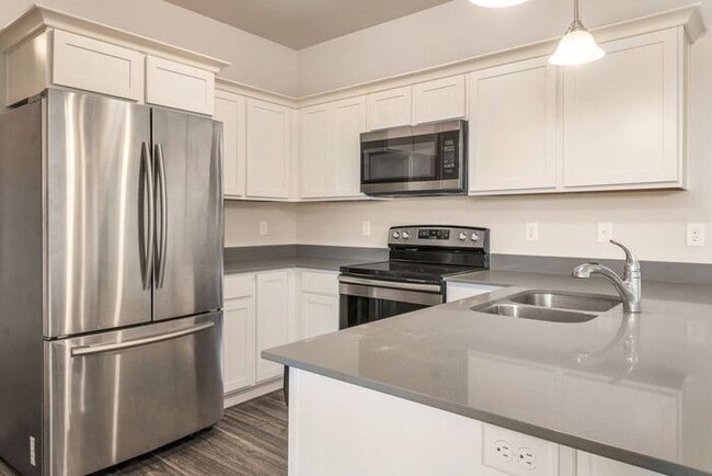 Building Photo - Beautiful Top Level Condo w 1 car garage