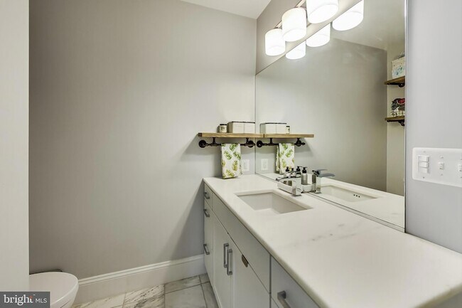 Building Photo - 819 D St NE