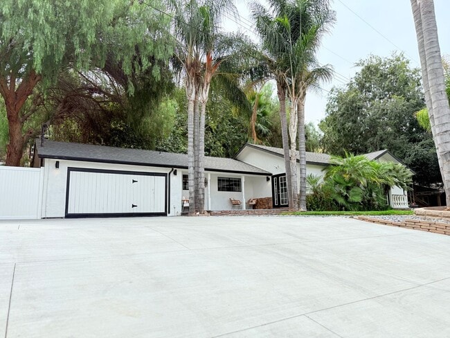 Building Photo - Luxury 3-Bedroom + Bonus Room Home in Gated Shadow Hills Community – Short & Long Term Available