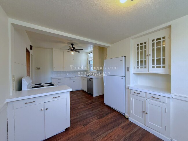 Building Photo - MOVE IN SPECIAL! ONE MONTH FREE! Timeless SE Portland 3 Bed Home w/Backyard, Hardwood Floors, & B...