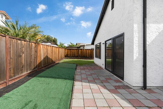 Building Photo - Just Renovated: Stunning 3-Bedroom, 2-Bath...