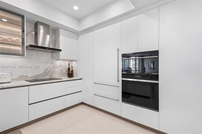 Building Photo - 16001 Collins Ave