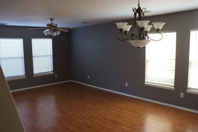 Building Photo - 7007 Woodridge Square Dr