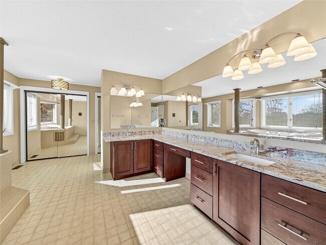 Building Photo - 9 Glen Valley Dr