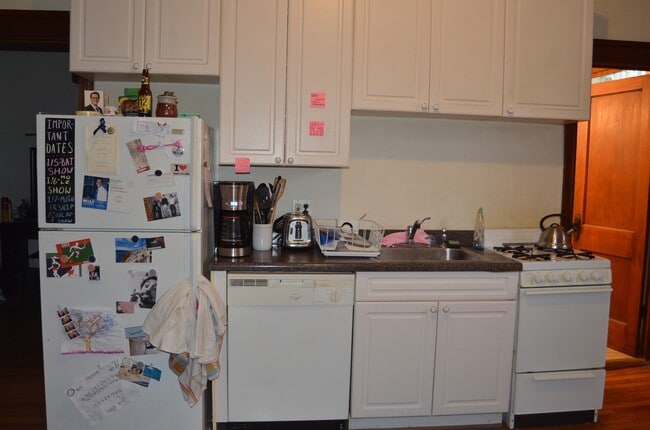 Building Photo - Lovely 2 bedroom in the heart of Ukrainian Village