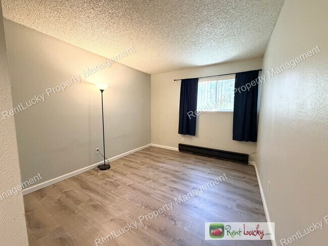 Building Photo - 2 Bed, 1 Bath in Federal Way Available NOW! Utilities Included and Extra Storage~