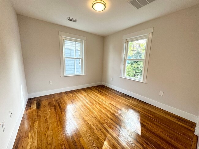 Building Photo - 72 Belden St