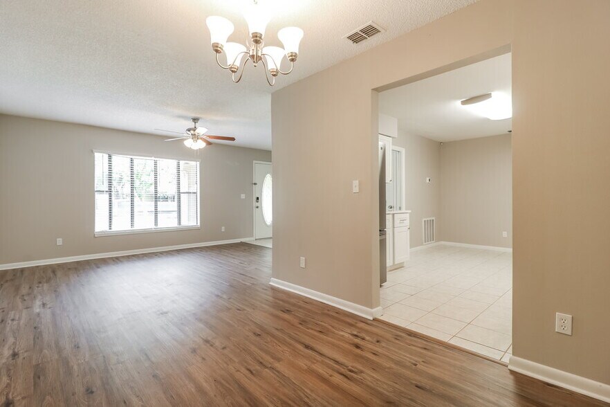 Building Photo - 17507 Cranbrook Dr