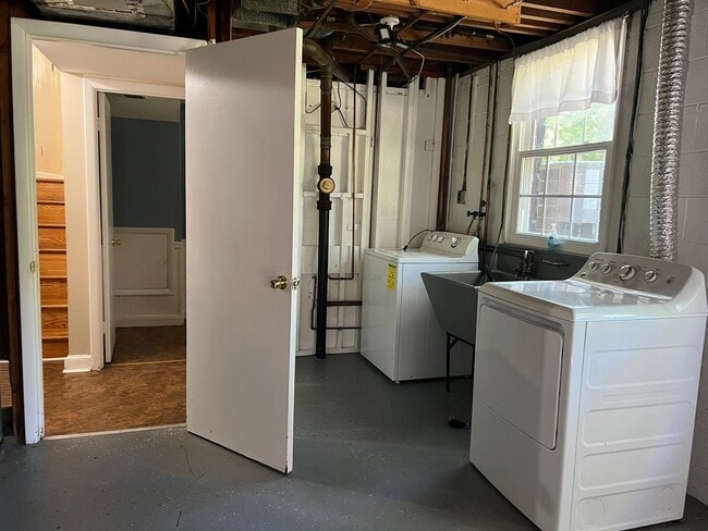 Building Photo - Charming Alexandria Home with Spacious Yard & Prime Location