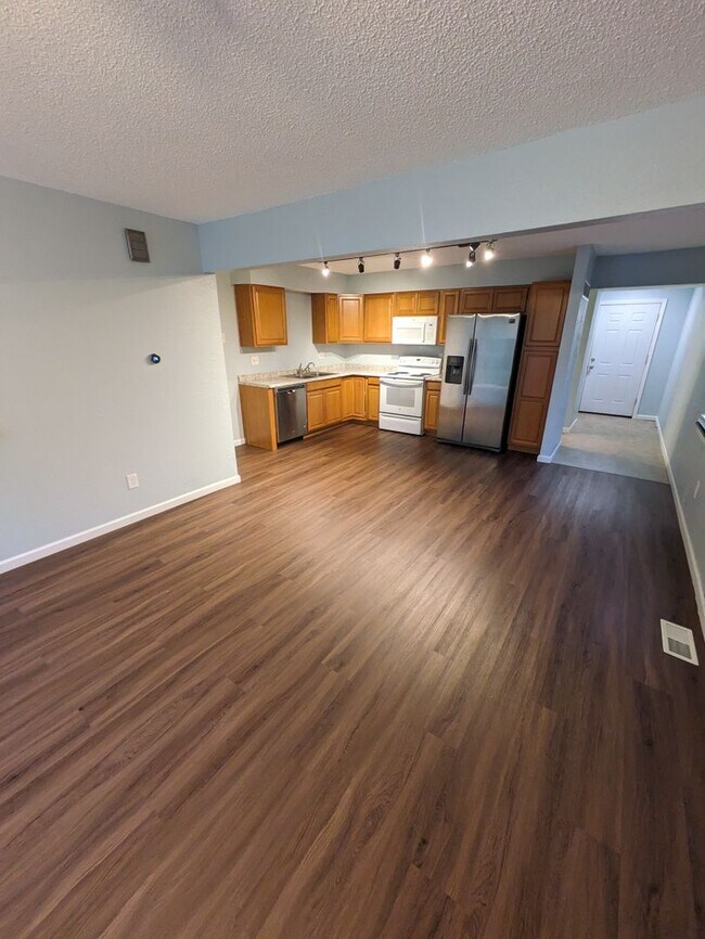 Building Photo - 307 NE Timbercreek Dr