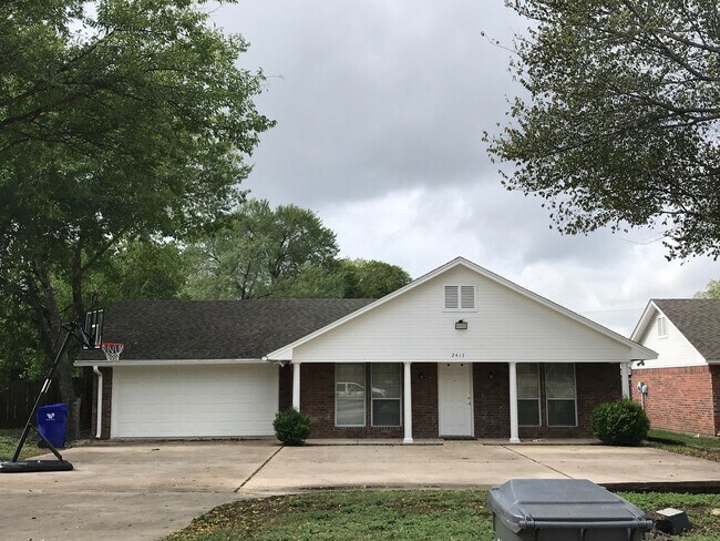 Primary Photo - Spacious 4/4 House with Yard in the Baylor...