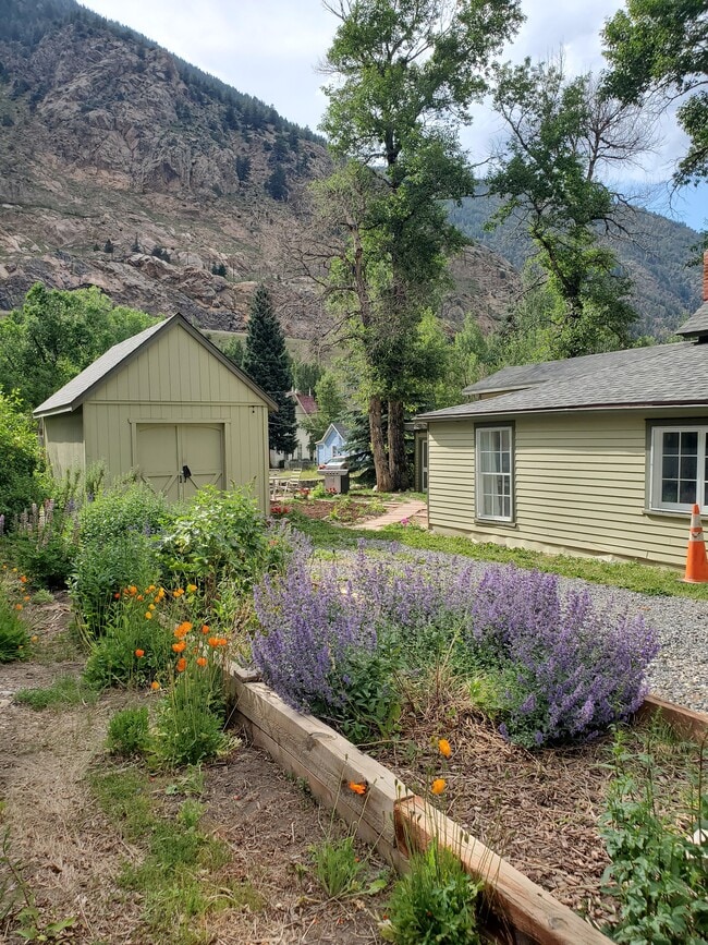 Primary Photo - 911 Taos St