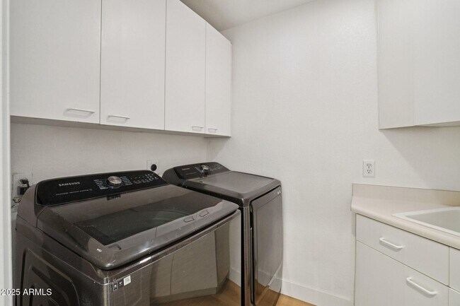 Building Photo - 5953 W Aurora Dr