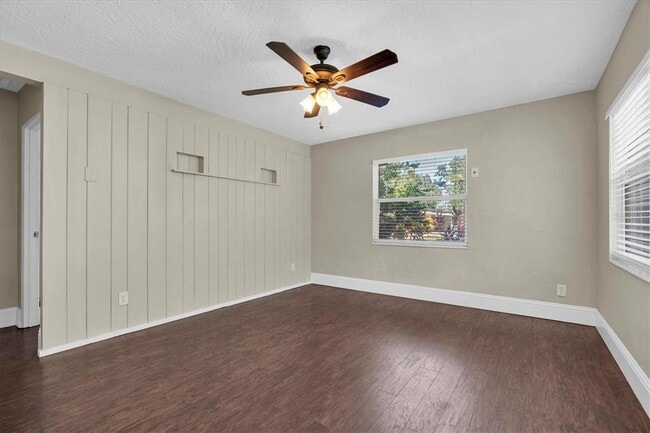 Building Photo - 618 Glenoak St N