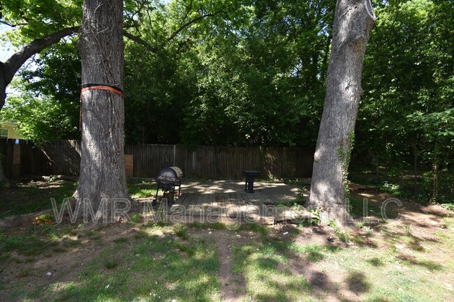 Building Photo - 2426 Dundeen St