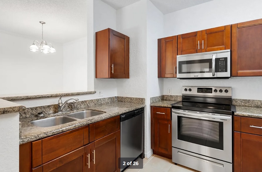 Building Photo - 18001 Richmond Pl Dr