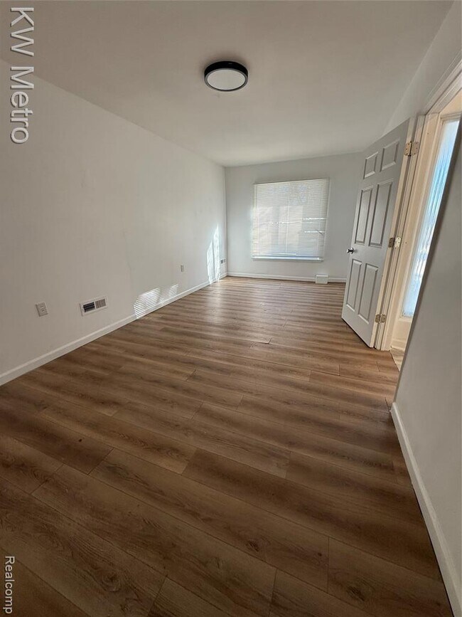 Building Photo - 1440 W Square Lake Rd