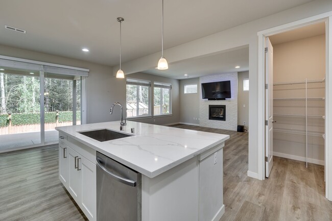 Building Photo - 5 Bed PLUS Bonus Space with hot tub in Mar...