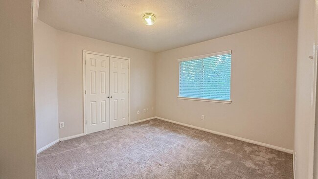 Building Photo - 25915 Drybrook Rd