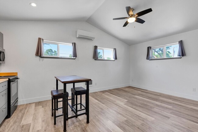 Building Photo - Modern One-Bedroom Above-Garage Apartment in Central Missoula