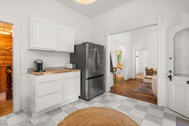 Building Photo - 406 W Smuggler St