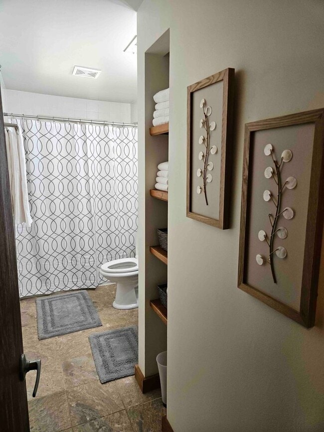 Building Photo - Fully Furnished, Beautiful Decor - 3BR / 1BA