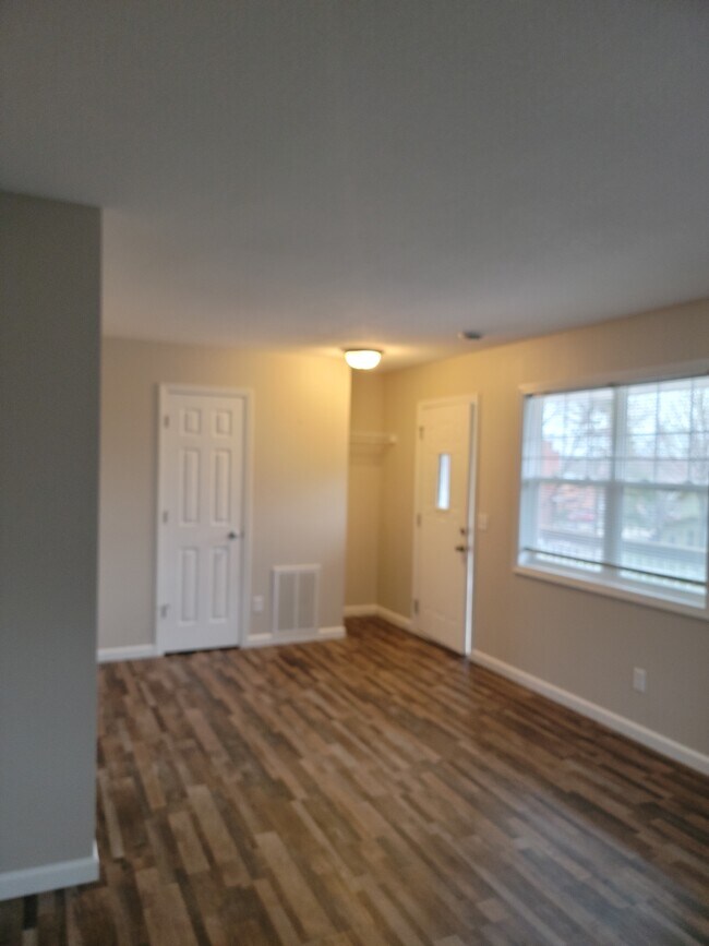 Building Photo - 316 Lewis St S