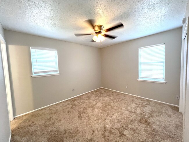 Building Photo - Move In Special 1/2 off 1st month rent ** ...