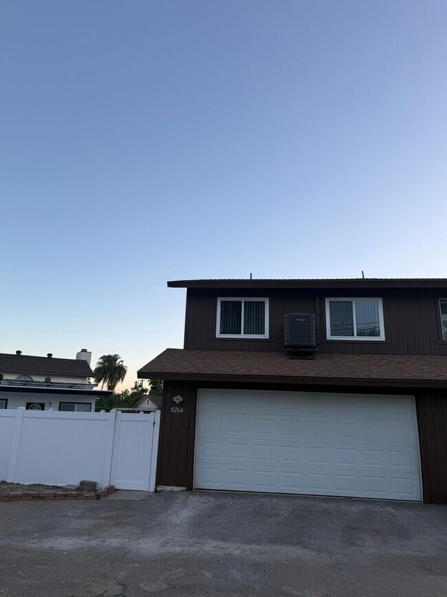 Building Photo - 8266-8266 Linden Rd