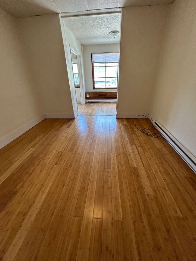 Building Photo - 2 Bedroom 1 Bathroom Apartment