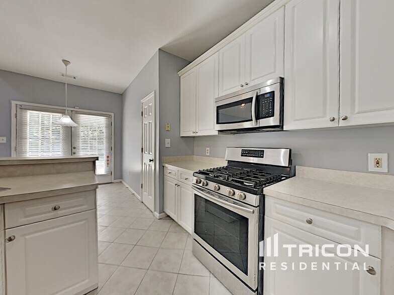 Building Photo - 325 Wisteria Blvd
