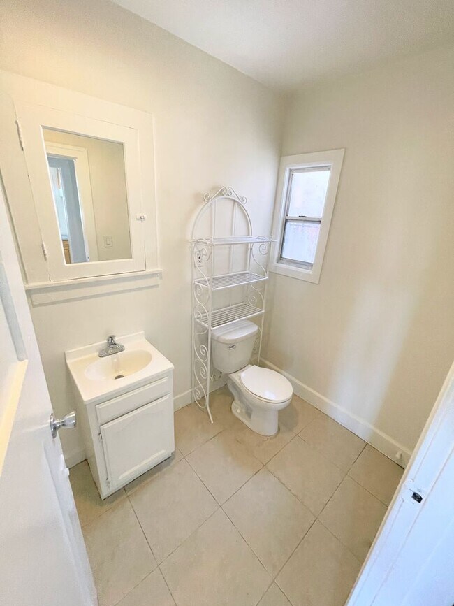 Building Photo - LARGE 2nd story 1bd/1ba unit near BMO, USC, and Downtown LA!