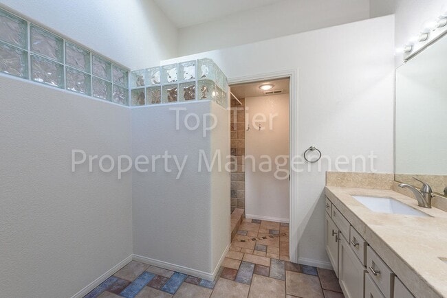 Building Photo - Beautiful 2 bed / 2 bath / 1286 sqft Condo...