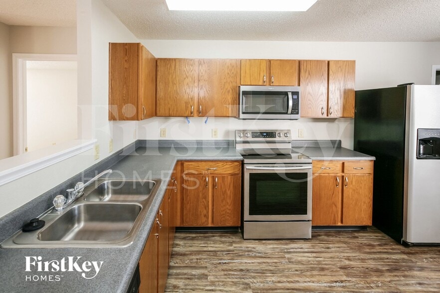 Building Photo - 915 Streamside Dr